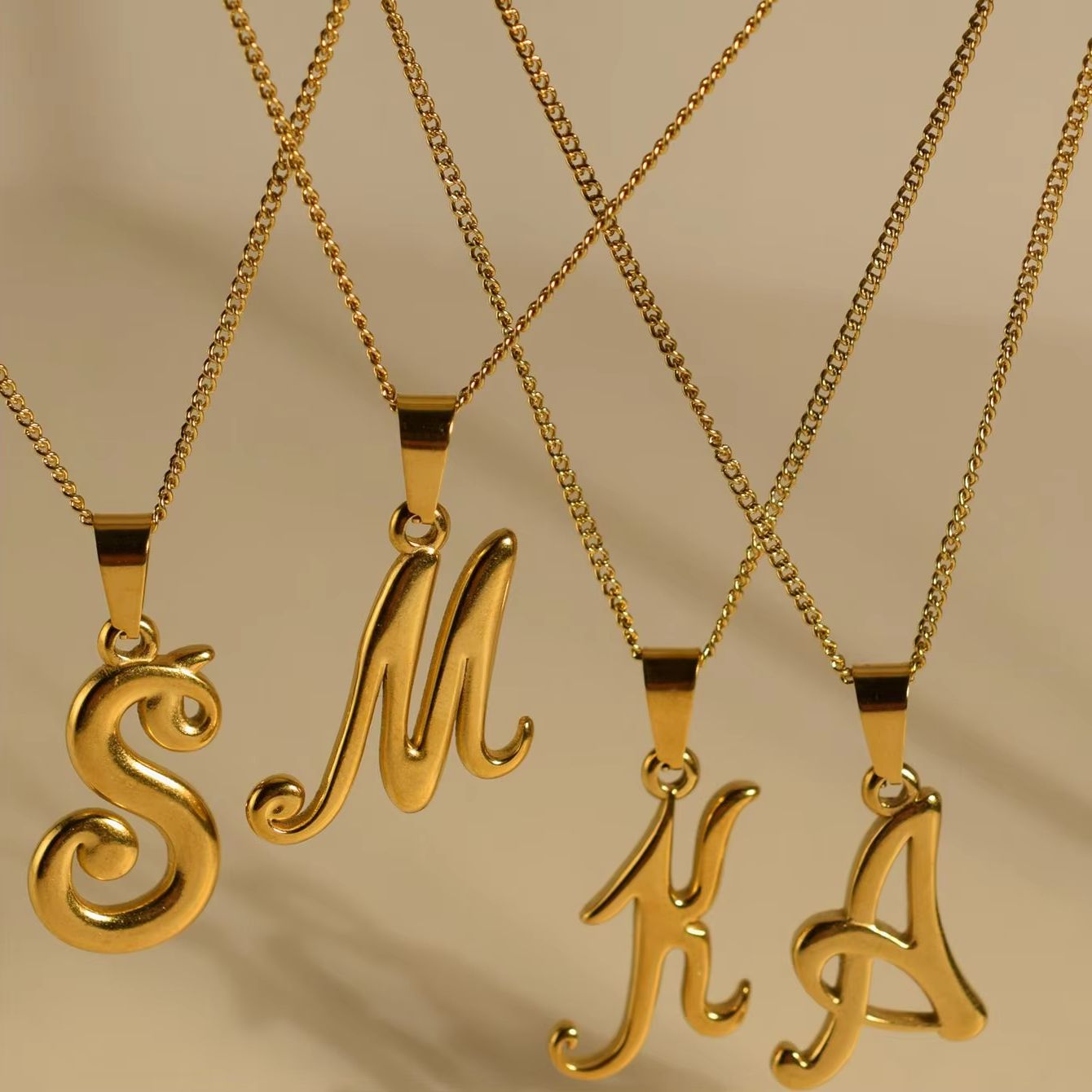 Collana con ciondolo iniziale  - Initial Letter Necklace 18K Gold recensione e prezzo