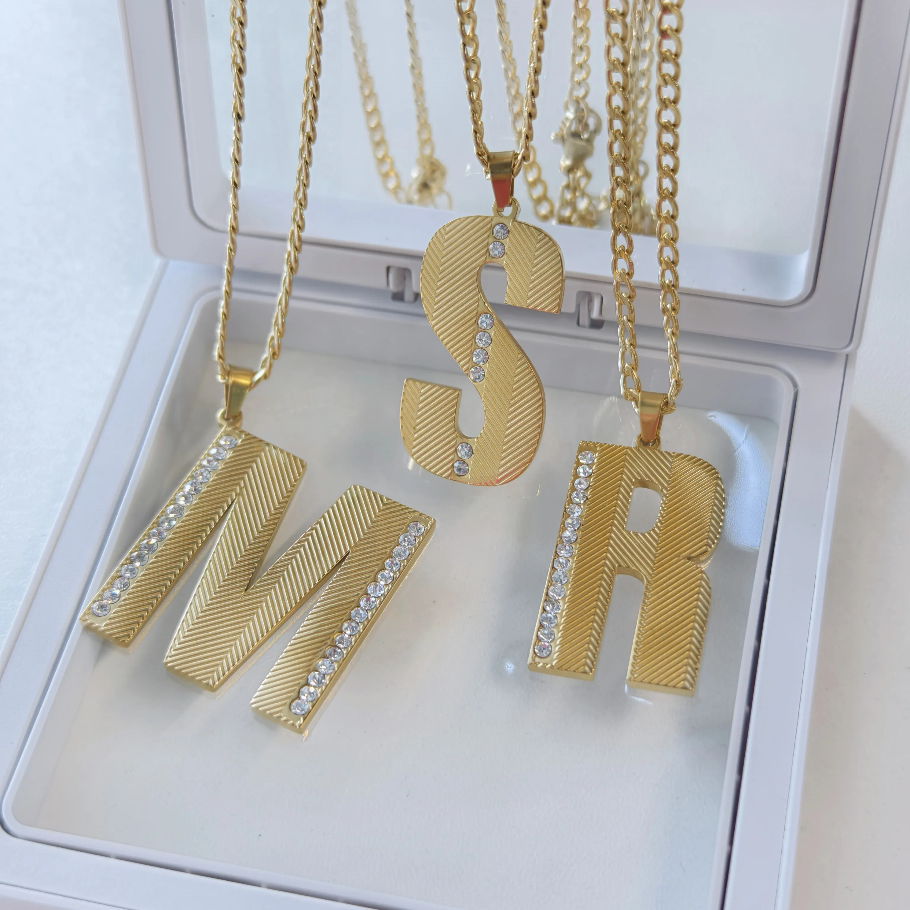 Collana Minimalista con Inizia - Initial Letter Necklace 18K Gold recensione e prezzo